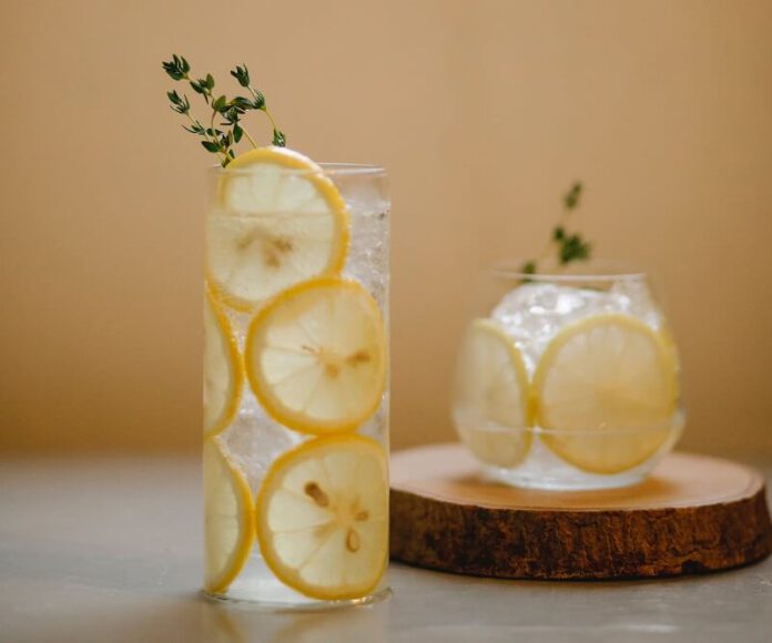 Dlaczego warto rozpocząć dzień od szklanki wody z cytryną?